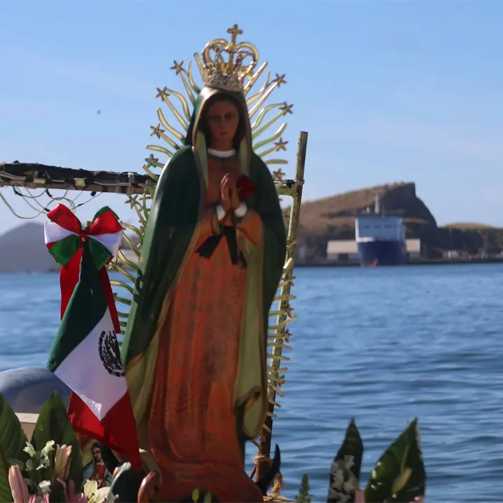 Pescadores veneran a la Virgen de Guadalupe en Topolobampo; en lanchas la llevan al cerro Pescadores veneran a la Virgen de Guadalupe en Topolobampo; en lanchas la llevan al cerro