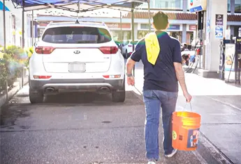 Juan de Ávila logra el reto y gana 2 mil pesos lavando carros en un día en Culiacán