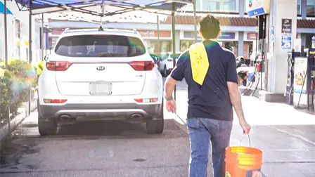 Juan de Ávila logra el reto y gana 2 mil pesos lavando carros en un día en Culiacán Juan de Ávila logra el reto y gana 2 mil pesos lavando carros en un día en Culiacán