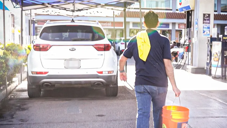 Juan de Ávila lavó carros a 150 pesos. (FOTO: Luz Noticias).