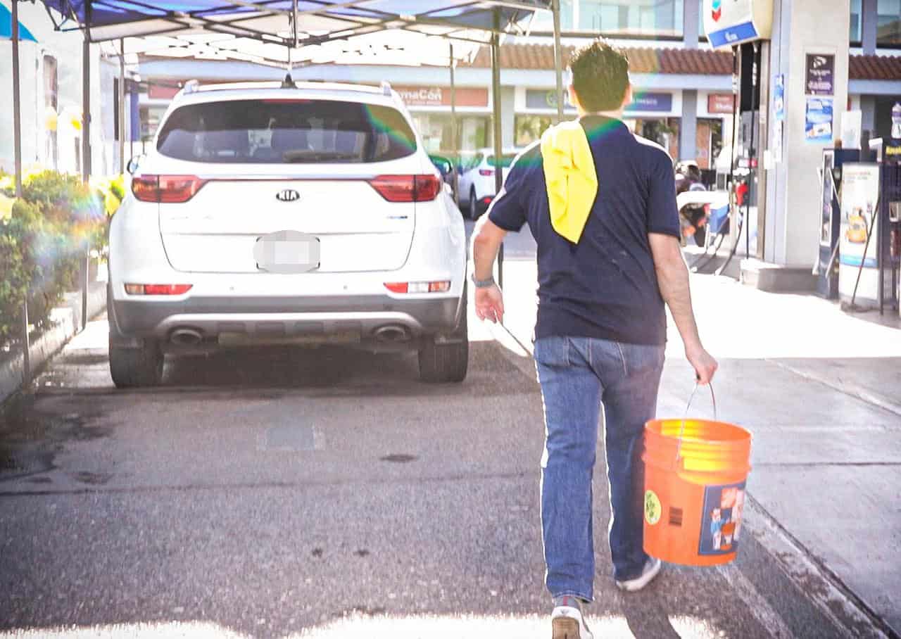 Juan de Ávila logra el reto y gana 2 mil pesos lavando carros en un día en Culiacán Juan de Ávila logra el reto y gana 2 mil pesos lavando carros en un día en Culiacán