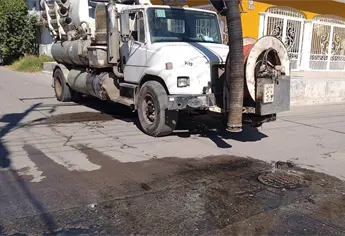 Retiran escombro, toallitas húmedas, tablas y basura del alcantarillado en estas colonias de Mazatlán