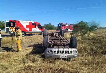 Vuelca Jeep Cherokee en la carretera Guamúchil–Mocorito