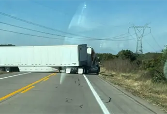 Civiles armados se enfrentan a fuerzas federales y bloquean carretera en Escuinapa