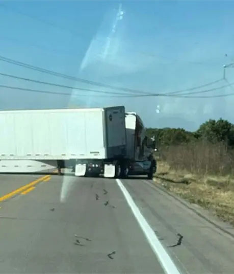 Civiles armados se enfrentan a fuerzas federales y bloquean carretera en Escuinapa