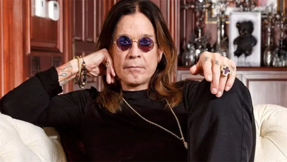 A través de la tienda oficial de Ozzy Osbourne, se podía ver que la playera contaba con dos caras: en la parte delantera, se leía OZZY RULES sobre un gráfico que evoca el estilo visual de The Wall, en aparente referencia a Waters y sus obras
