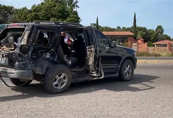 Ocho personas resultan lesionados tras fuerte choque entre camión y vagoneta en la Mochis–El Fuerte