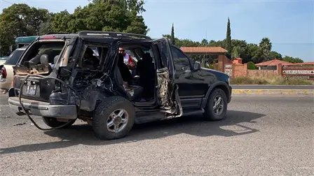 Ocho personas resultan heridas tras encontronazo entre camión y vagoneta en la Mochis–El Fuerte