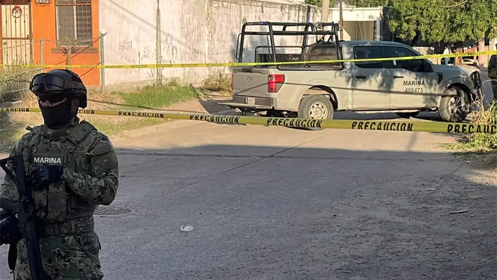 FOTO: Un hombre fue asesinado a balazos por una de las calles del fraccionamiento Santa Rocío en Culiacán