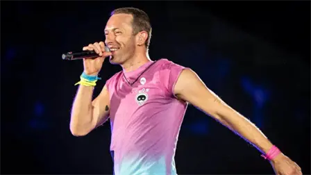 Chris Martin deja sin palabras a unos novios al cantar en su boda en Inglaterra | VIDEO
