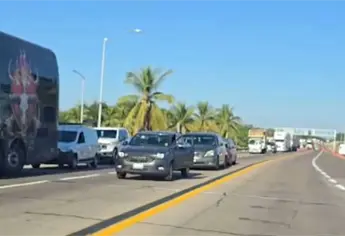 Bloqueo por enfrentamiento en Escuinapa genera largas filas de automovilistas desde El Rosario