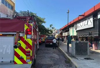 Falla eléctrica moviliza a cuerpos de emergencia en el Mercado Pino Suárez en Mazatlán