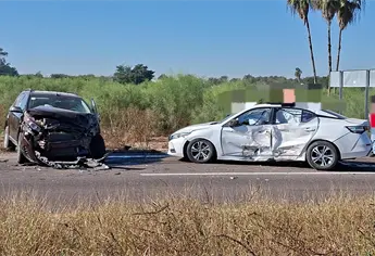 Agente de la FGE provoca aparatoso accidente en la México 15; deja varios lesionados en Ahome