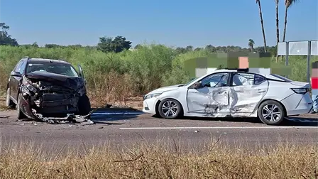 Agente de la FGE provoca aparatoso accidente en la M&eacute;xico 15; deja varios lesionados en Ahome