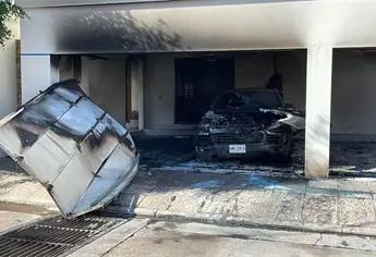 Sujetos armados incendian casa y vehículo de lujo en la colonia Chapultepec, Culiacán
