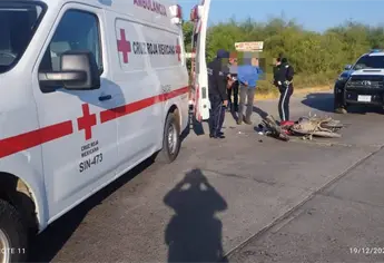 Vagoneta impacta motocicleta y joven mujer termina lesionada en Guasave