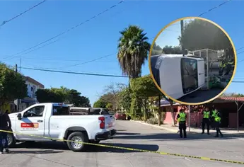 Camioneta repartidora de gas se pasa un alto y termina volcada tras choque en el sur de Los Mochis