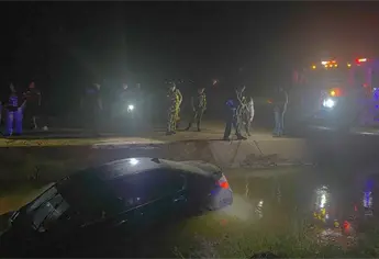 Se sale del camino y termina en un canal en Angostura; El conductor resulta herido