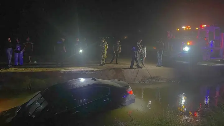 Se sale del camino y termina en un canal en Angostura; El conductor resulta herido