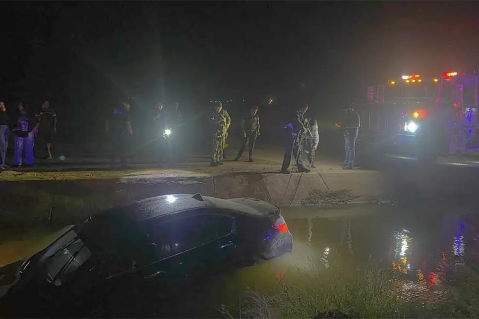 Se sale del camino y termina en un canal en Angostura; El conductor resulta herido