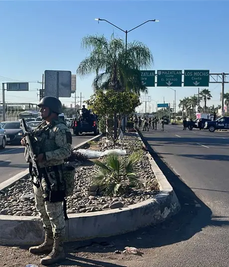 Se enfrentan militares y sicarios por el bulevar Jes&uacute;s Kumate en Culiac&aacute;n