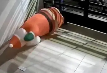 Graban a un “Grinch” mexicano robando Santa Claus inflable en segundos | VIDEO