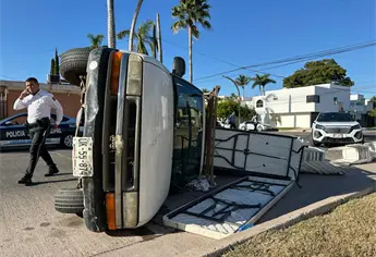 Joven se pasa un alto provoca volcadura en el sector F&aacute;tima de Los Mochis