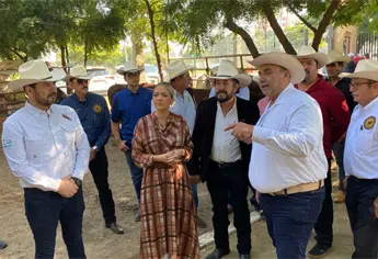 Realizan primer tianguis ganadero en Mazatlán; gobierno entrega 600 mil pesos a productores