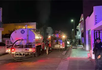 Rescatan a una mujer durante incendio en una residencia del Desarrollo Urbano Tres Ríos en Culiacán