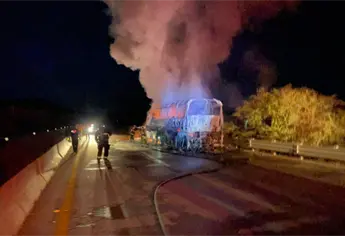 Camioneta y autobús se incendian tras chocar sobre la Culiacán-Mazatlán, en Costa Rica