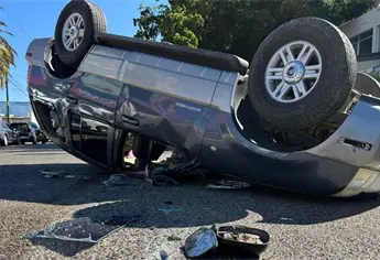 Aparatosa volcadura en el Centro de Los Mochis deja cinco lesionados