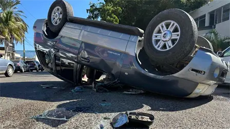 Aparatosa volcadura en el Centro de Los Mochis deja cinco lesionados