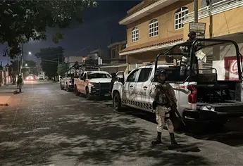 Queman cinco vehículos durante atentado a una vivienda en la colonia Tierra Blanca en Culiacán