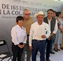 Rocha Moya entrega 165 escrituras en la colonia El Ranchito, Culiac&aacute;n