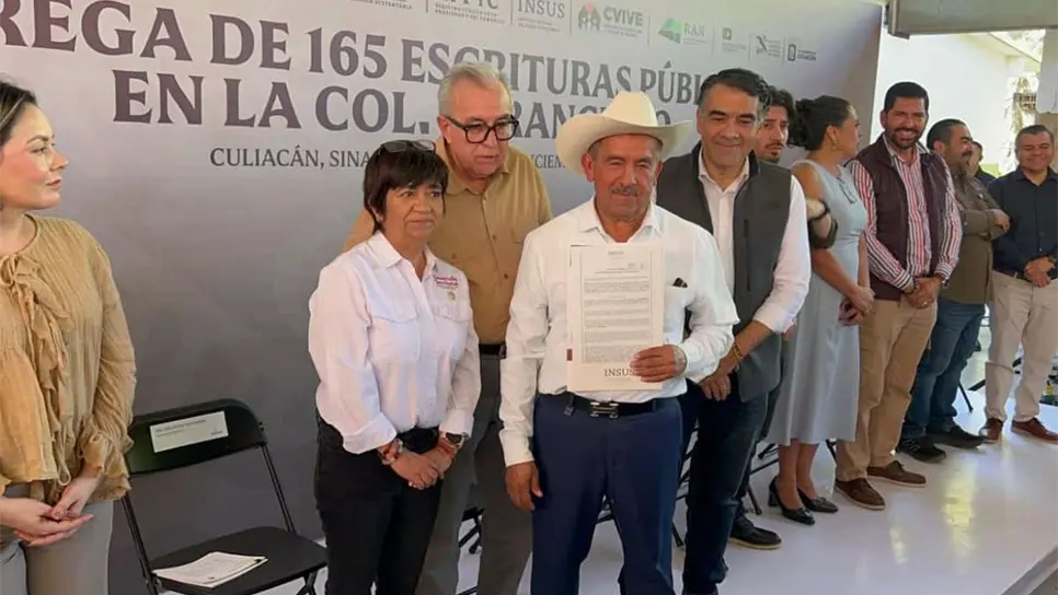 FOTO: Rocha Moya entrega 165 escrituras en la colonia El Ranchito, Culiacán