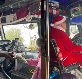 Choferes se visten de Santa Claus y regalan dulces en transporte urbano de Los Mochis