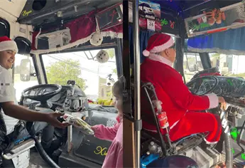Choferes se visten de Santa Claus y regalan dulces en transporte urbano de Los Mochis