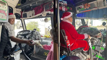 Choferes se visten de Santa Claus y regalan dulces en transporte urbano de Los Mochis