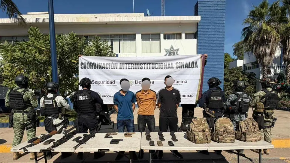 Los detenidos y parte de lo asegurado. (FOTO: Cortesía).