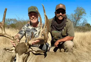 Vocalista de Metallica causó revuelo en Sonora tras breve viaje de cacería