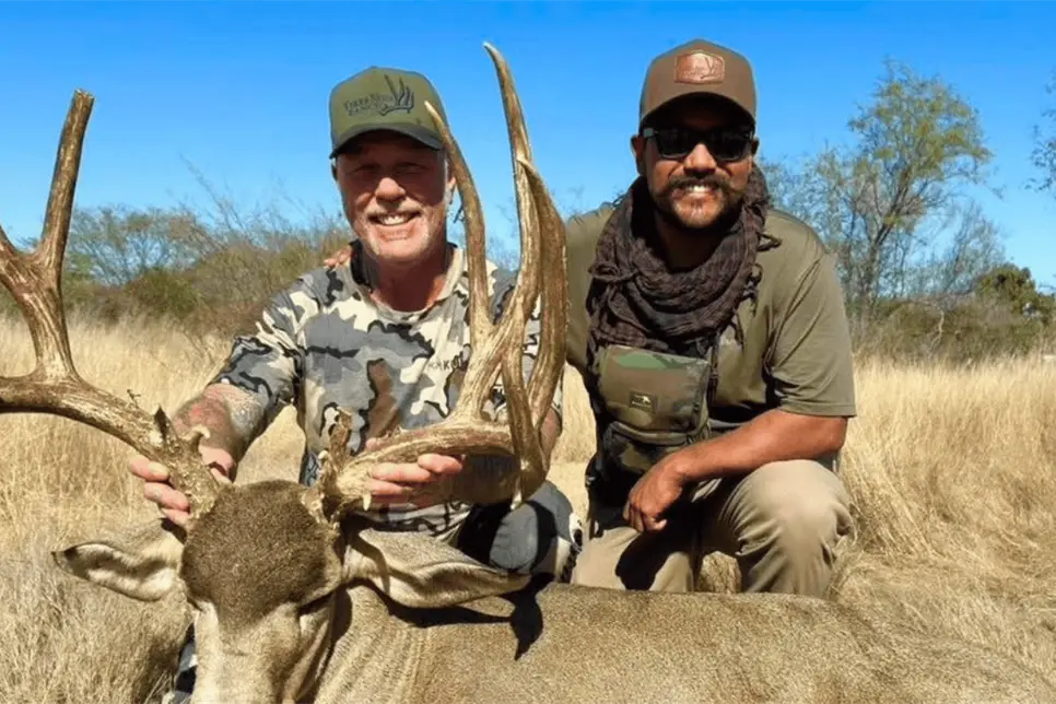 Vocalista de Metallica caus&oacute; revuelo en Sonora tras breve viaje de cacer&iacute;a