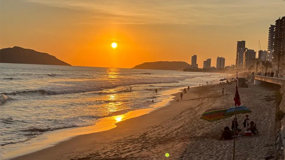 El atardecer de Mazatlán se disfruta más desde sus hermosas playas. (FOTO: Mayhan Barraza).