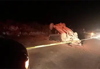 Muere joven mujer en volcadura en la Higuera de Zaragoza, Ahome; su pareja est&aacute; grave