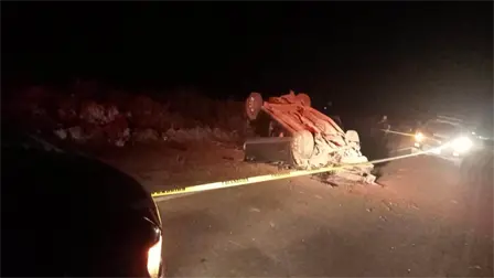 Muere joven mujer en volcadura en la Higuera de Zaragoza, Ahome; su hermano est&aacute; grave