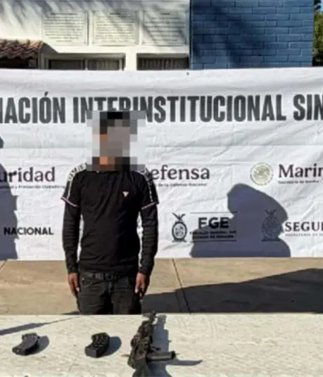 Menor de edad es detenido con un rifle, cargadores y radio de comunicación en Villa Juárez, Navolato Menor de edad es detenido con un rifle, cargadores y radio de comunicación en Villa Juárez, Navolato