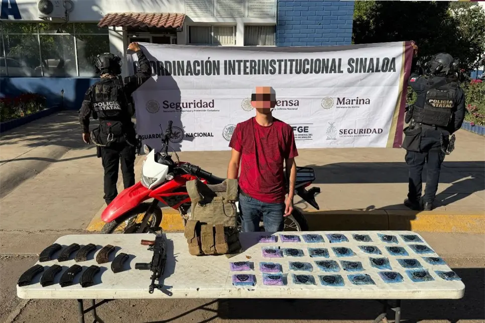 Detienen a motociclista en poder de un AK-47 en Villa Juárez, Navolato Detienen a motociclista en poder de un AK-47 en Villa Juárez, Navolato