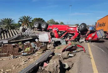Tráiler cargado con elotes vuelca sobre la México 15 a la altura de El Trébol de Los Mochis