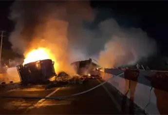 Vuelca tr&aacute;iler cargado con botellas de cerveza y se incendia en la M&eacute;xico 15 en Los Mochis