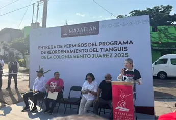 Estrella Palacios entrega 128 permisos a comerciantes del tianguis de la colonia Benito Juárez