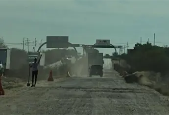 &iexcl;Intransitable! Tapan baches con tierra en la M&eacute;xico 15, as&iacute; luce la entrada norte de Sinaloa | FOTOS